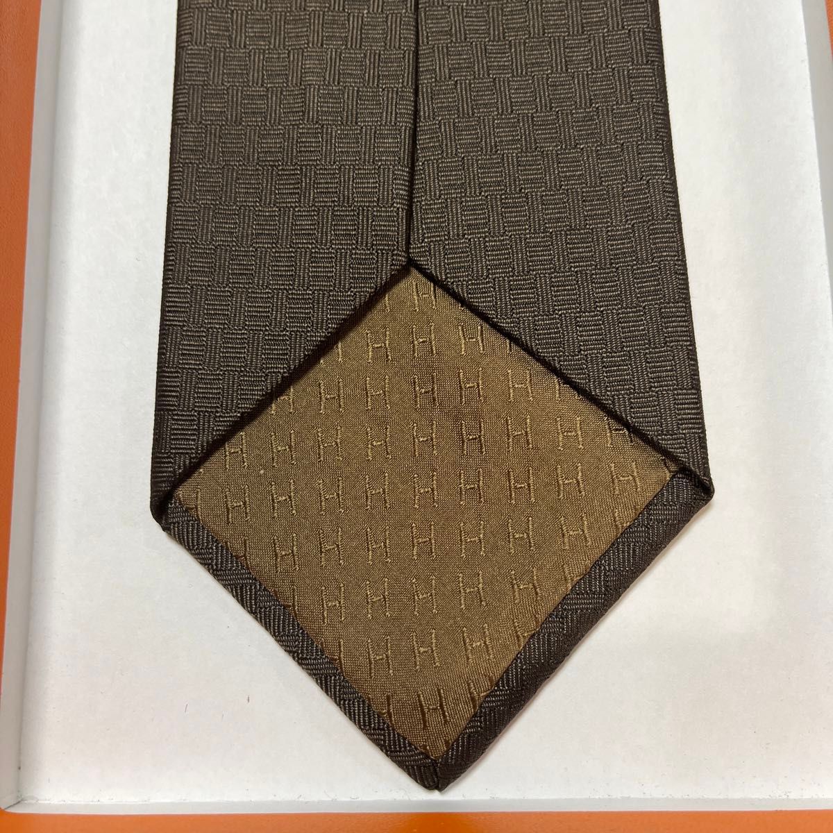 美品 エルメス ネクタイ 濃茶 H柄H織 ファソネ 四葉クローバー 美品 エルメス ネクタイ 濃茶 H柄H織 ファソネ 四葉クローバー