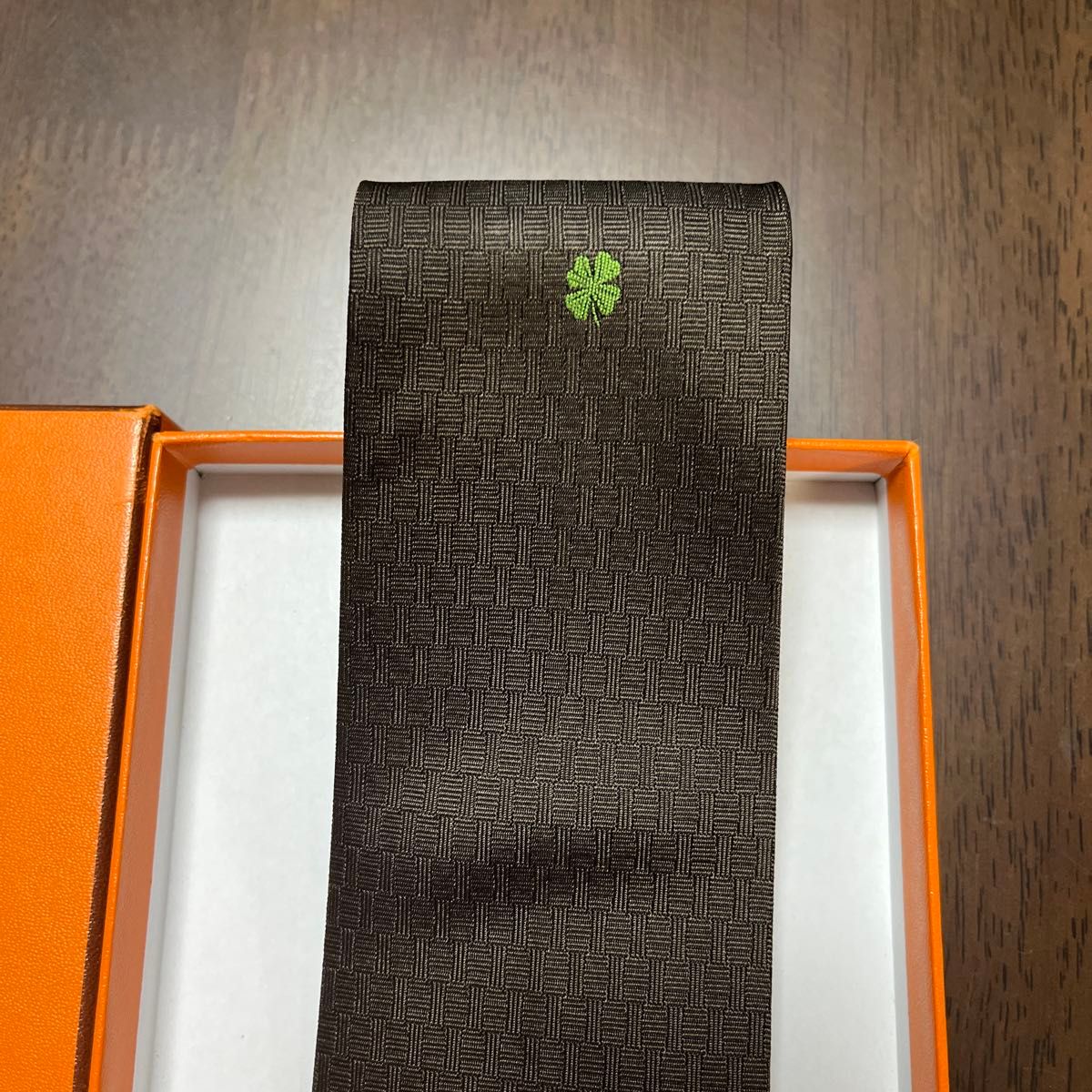 美品 エルメス ネクタイ 濃茶 H柄H織 ファソネ 四葉クローバー 美品 エルメス ネクタイ 濃茶 H柄H織 ファソネ 四葉クローバー