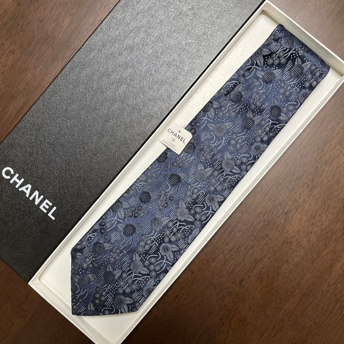 未使用タグ付 箱付 シャネル ネクタイ 紺 CCココマーク 花植物 未使用タグ付 箱付 シャネル ネクタイ 紺 CCココマーク 花植物