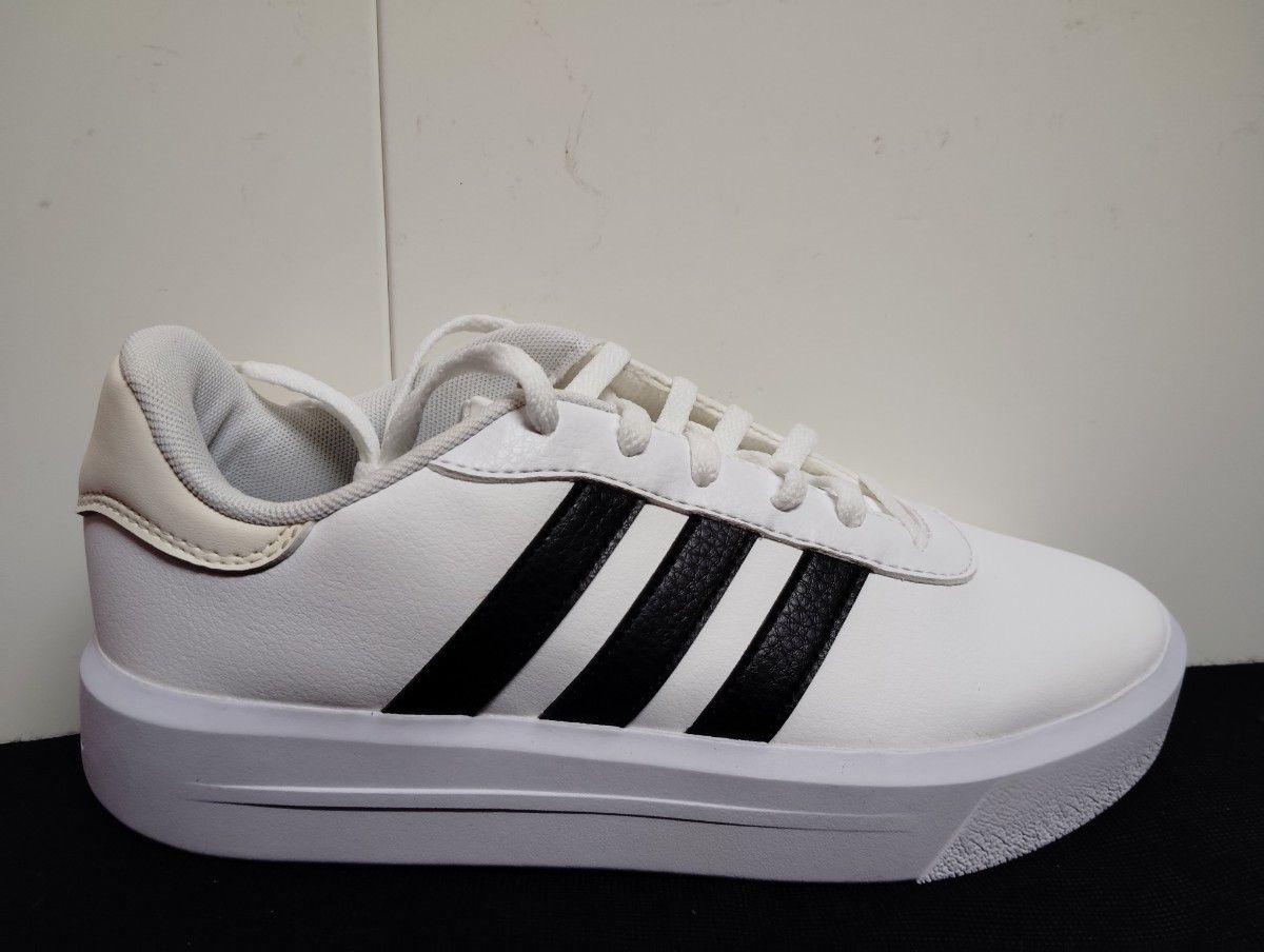 新品23 5cmアディダスadidasレディーススニーカーコート 新品23 5cmアディダスadidasレディーススニーカーコート