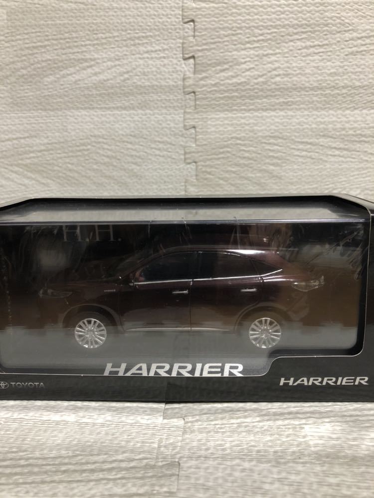 1/30 トヨタ 新型ハリアー ハイブリッド HARRIER 前期 カラーサンプル ミニカー 非売品 ブラッキッシュレッドマイカ_画像1