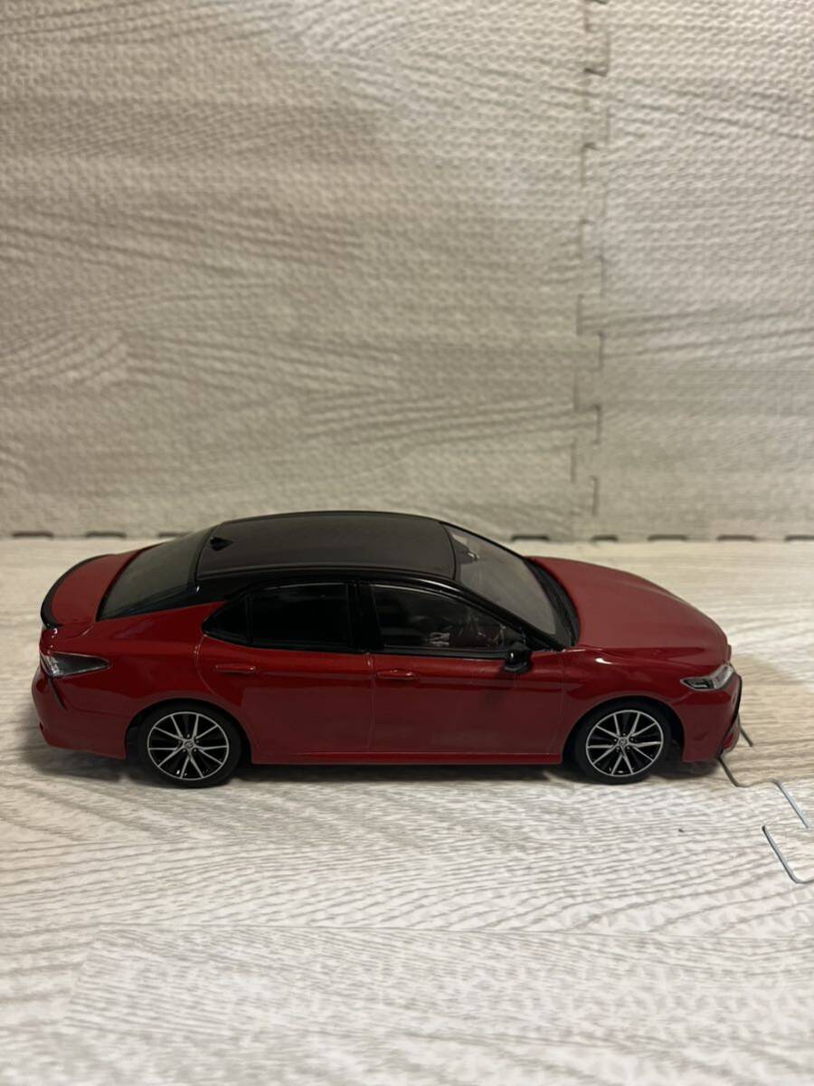1/30 トヨタ 新型カムリ ハイブリッド WS CAMRY 後期 非売品 カラーサンプル ミニカー 2トーン ブラックマイカxエモーショナルレッドⅡ_画像3