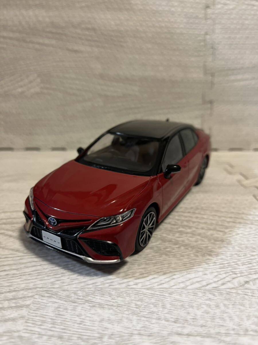 1/30 トヨタ 新型カムリ ハイブリッド WS CAMRY 後期 非売品 カラーサンプル ミニカー 2トーン ブラックマイカxエモーショナルレッドⅡ_画像1