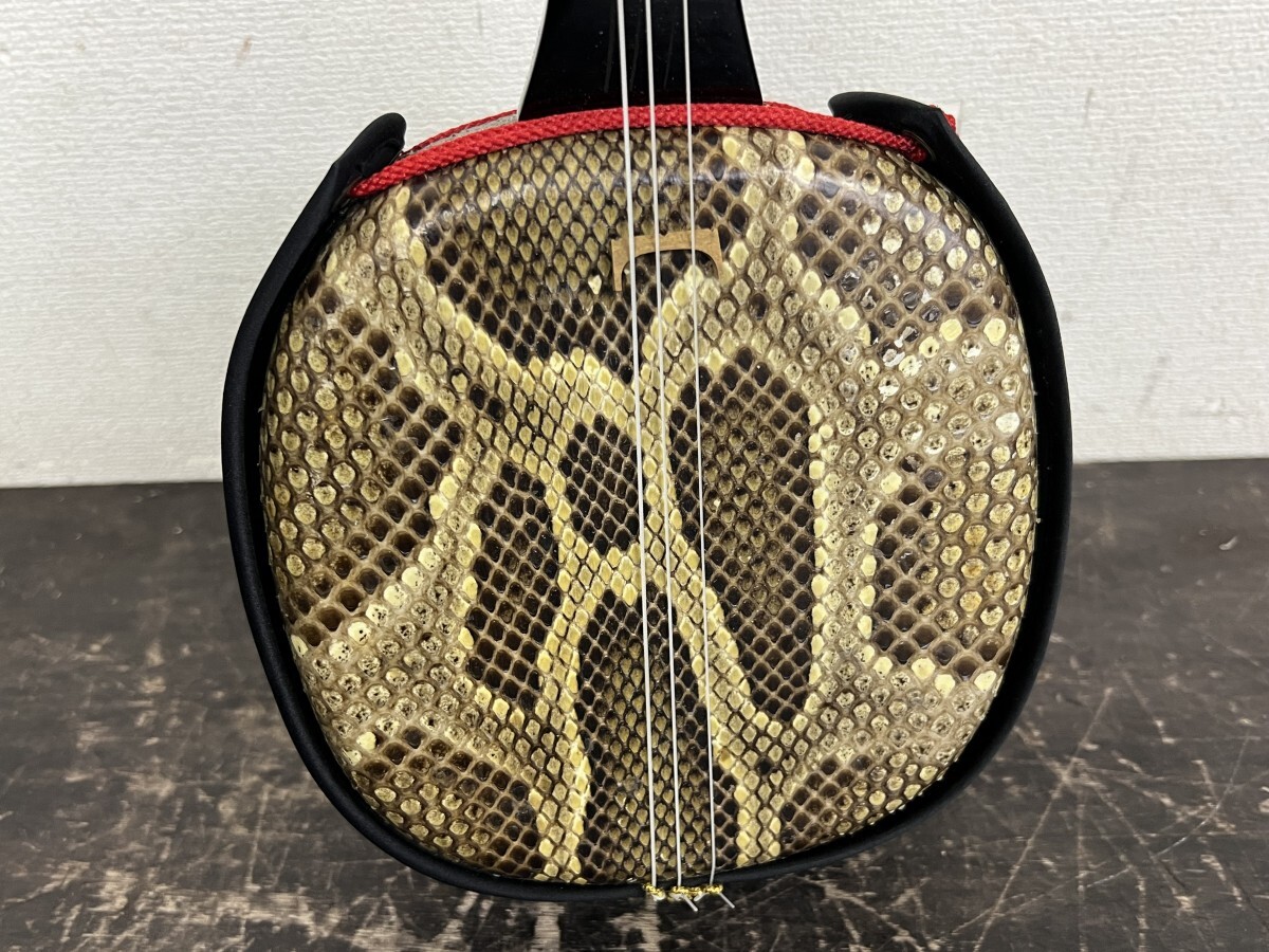 美品 三味線 蛇柄 弦楽器 ケース付き (蛇味線 三線 三味線 沖縄 美品 三味線 蛇柄 弦楽器 ケース付き (蛇味線 三線 三味線 沖縄