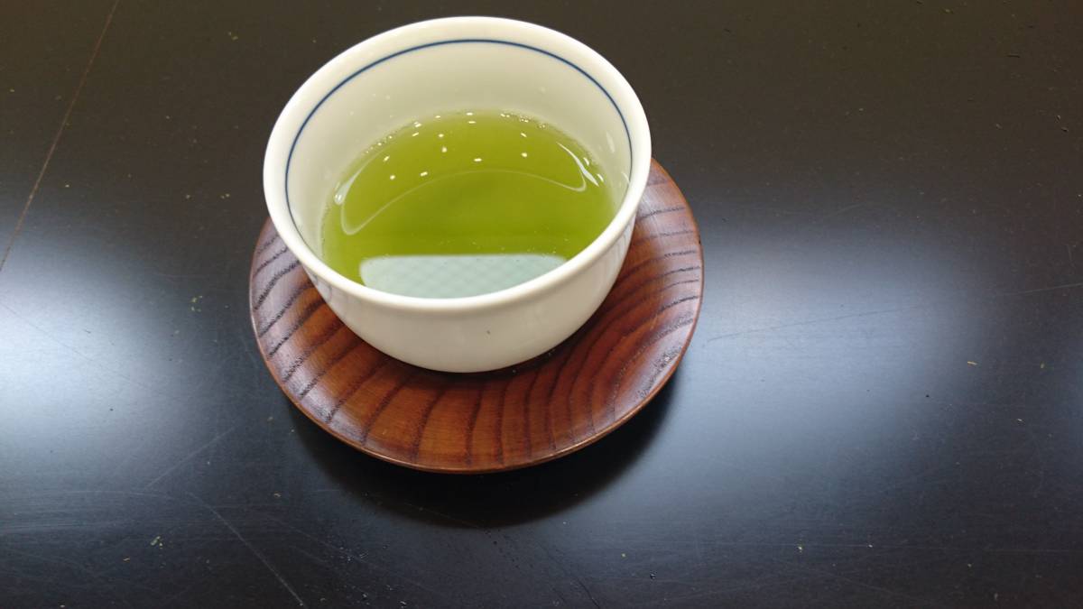 現(xiàn)物の水色。一番茶の鮮やかな色合い。