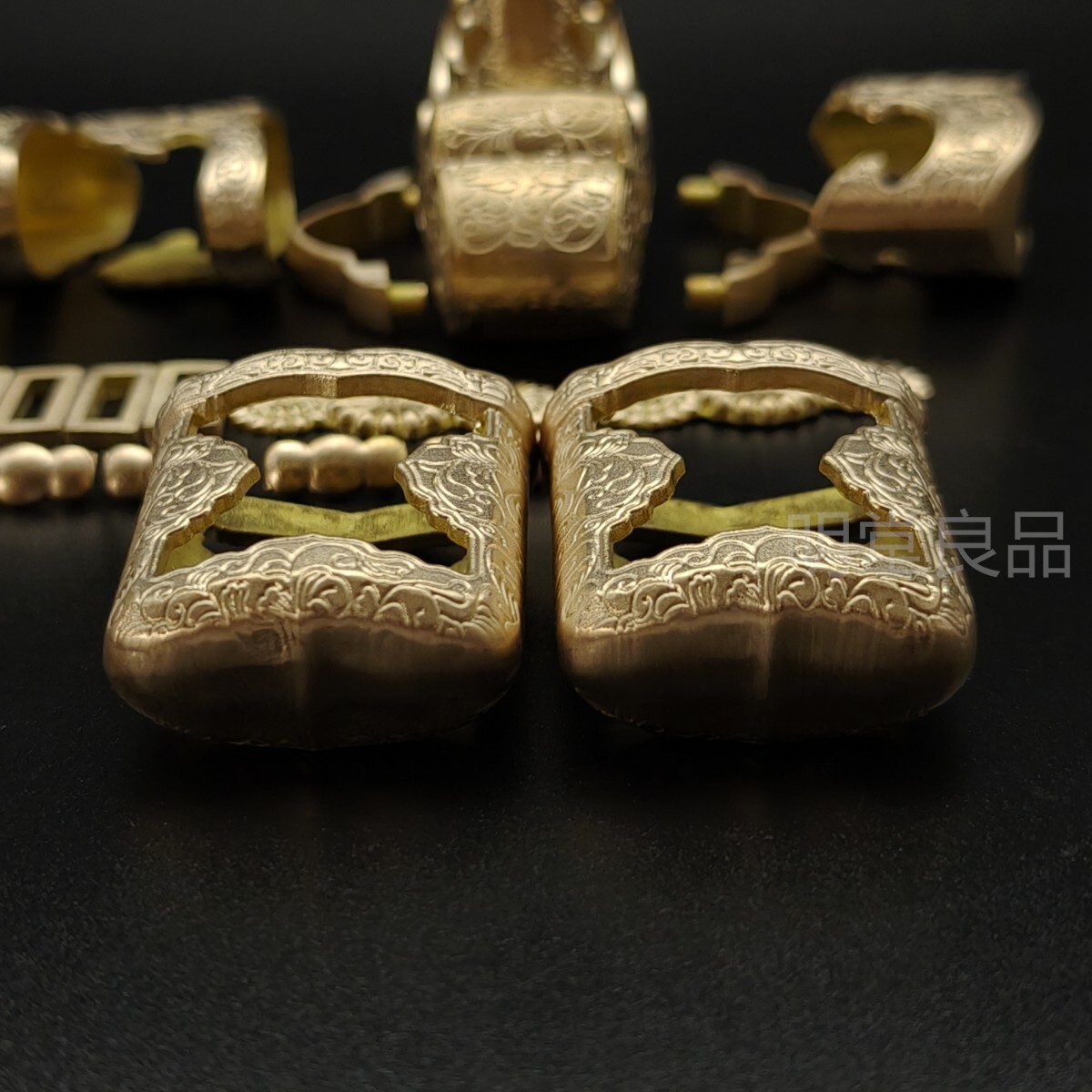 衛府の太刀金具 刀鍔 目貫 はばき 家紋の図 菊紋 切羽 目釘 鐺 衛府の太刀金具 刀鍔 目貫 はばき 家紋の図 菊紋 切羽 目釘 鐺