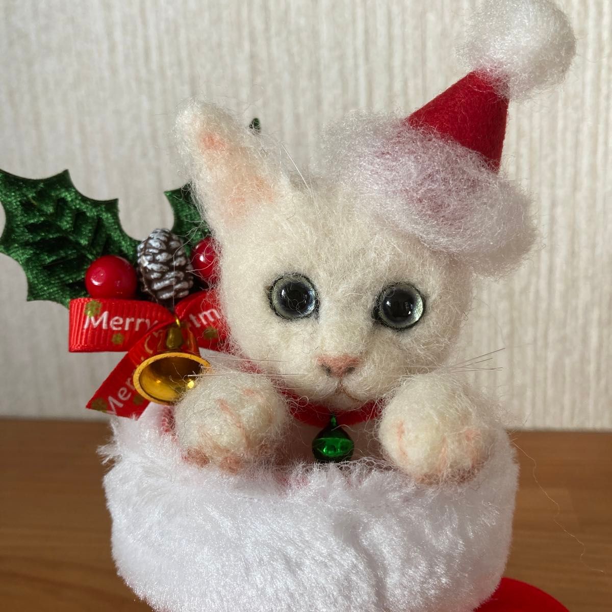 年末のプロモーション大特価！ 羊毛フェルト ハンドメイド サンタブーツの中から白猫ちゃん フェルト