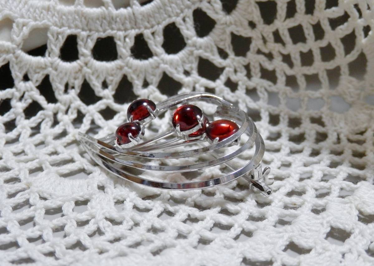  micro carving . shines silver skill...5 bead. ... garnet, semi antique!