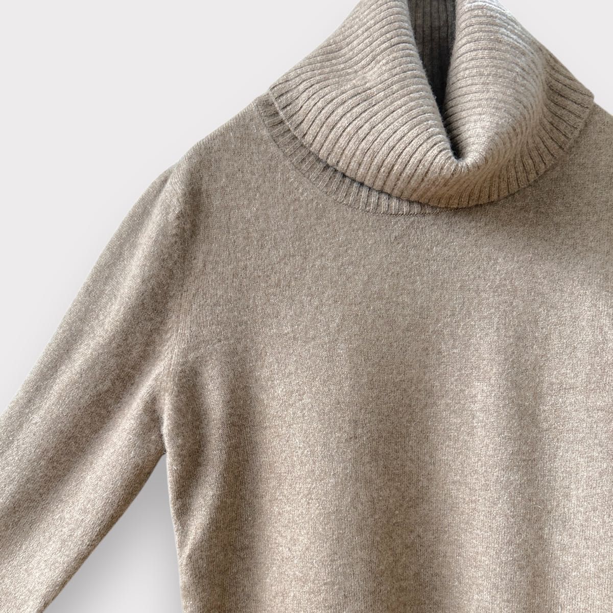 UNIQLO】カシミヤニット ベージュ Mタートル オフショルダー UNIQLO】カシミヤニット ベージュ Mタートル オフショルダー