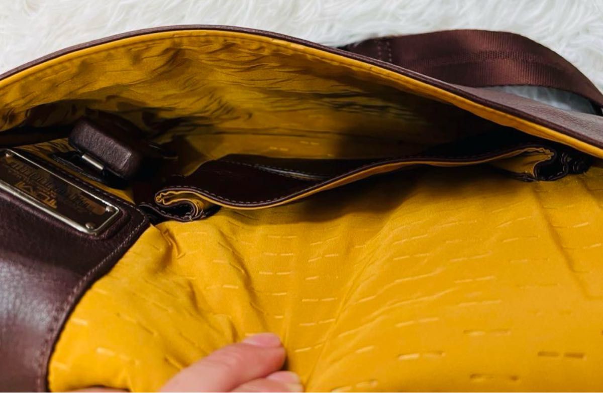 極美品 TUMI トゥミ ショルダーバッグ クロスボディ ブラウン 革 極美品 TUMI トゥミ ショルダーバッグ クロスボディ ブラウン 革