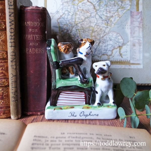 【3匹の子犬が親探し】イギリス アンティーク ディスプレイ 置物 陶器 犬◆Antique Victorian Dog Fairing The Orphansby Conta Boehme◆_画像1