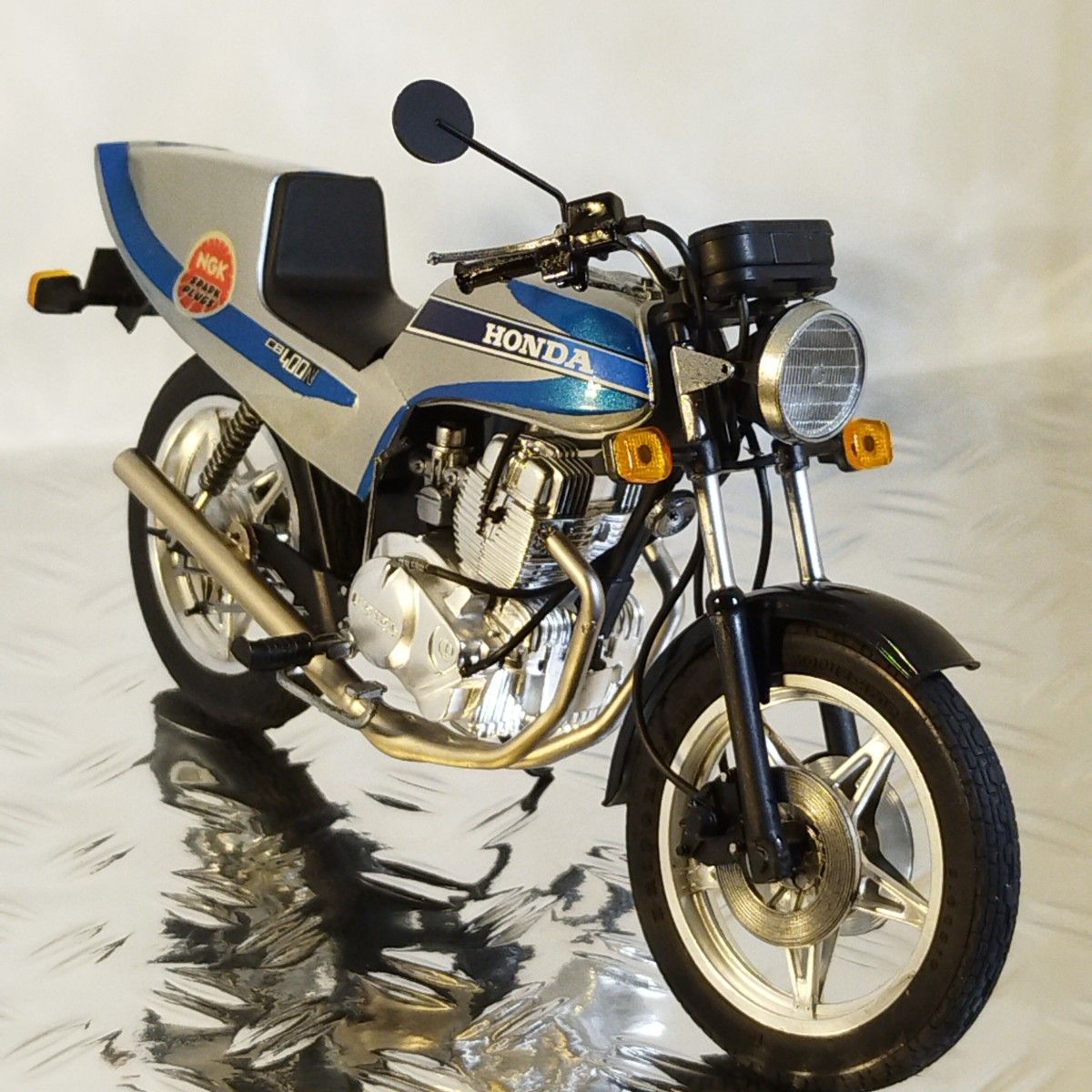 バイクプラモデル アオシマ1/12 HONDA CB400N 組み立て済み完成 バイクプラモデル アオシマ1/12 HONDA CB400N 組み立て済み完成