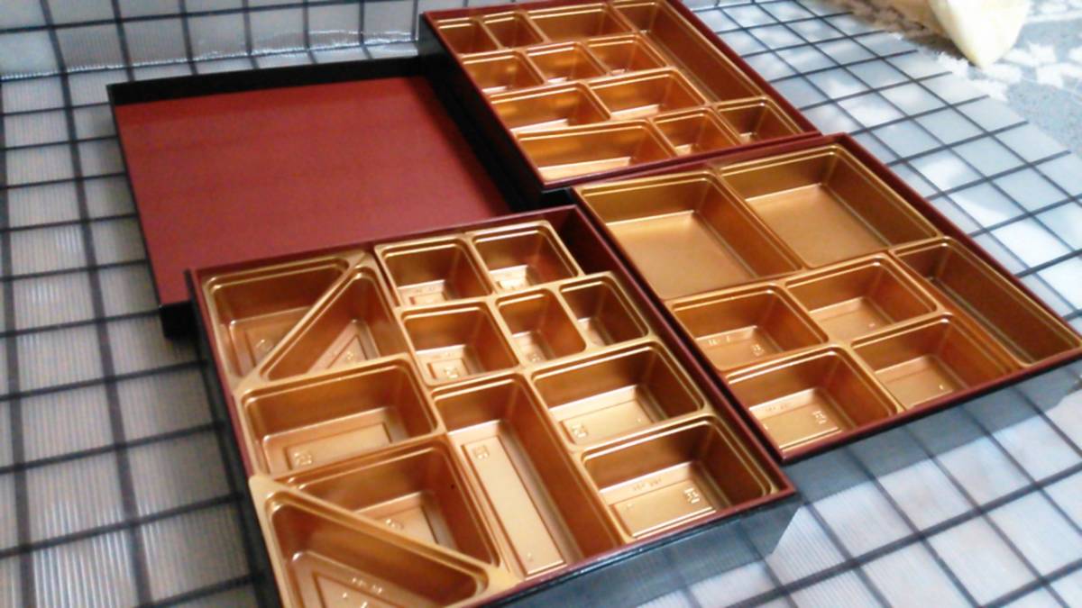 ヤフオク お正月おせち料理 三段重箱 漆塗り風 木製 樹脂 ヤフオク お正月おせち料理 三段重箱 漆塗り風 木製 樹脂