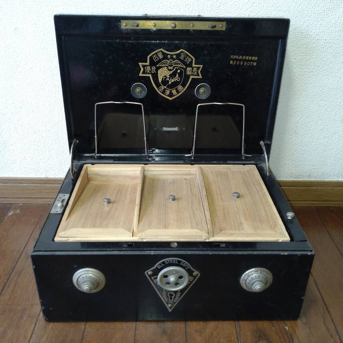 昭和レトロ 手提げ金庫 TAIYO THELATESY STILE HATOGO KEIHOKINKO AKK STEEL TOKYO JAPAN LUCKY ALARM 約363×170×160㎜ 【3549K11】