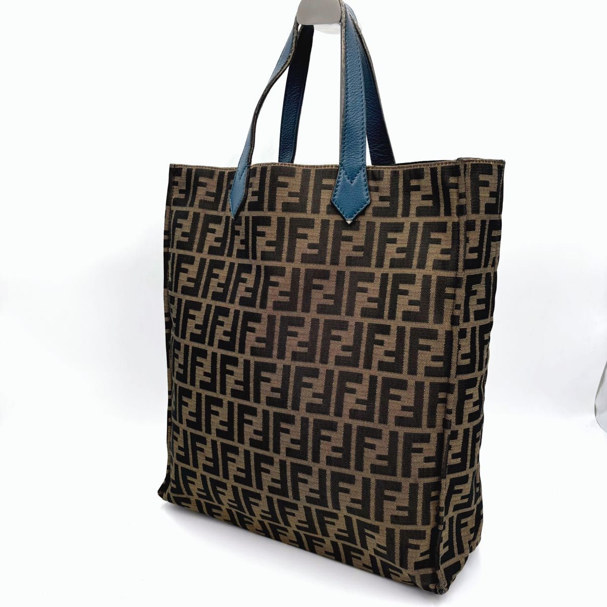 FENDI】トートバッグ ズッカ柄 キャンバス A4 ロゴチャーム - バッグ FENDI】トートバッグ ズッカ柄 キャンバス A4 ロゴチャーム - バッグ