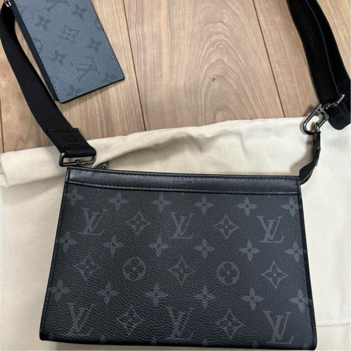 LOUIS VUITTON ガストン ウェアラブル ウォレット ショルダー LOUIS VUITTON ガストン ウェアラブル ウォレット ショルダー