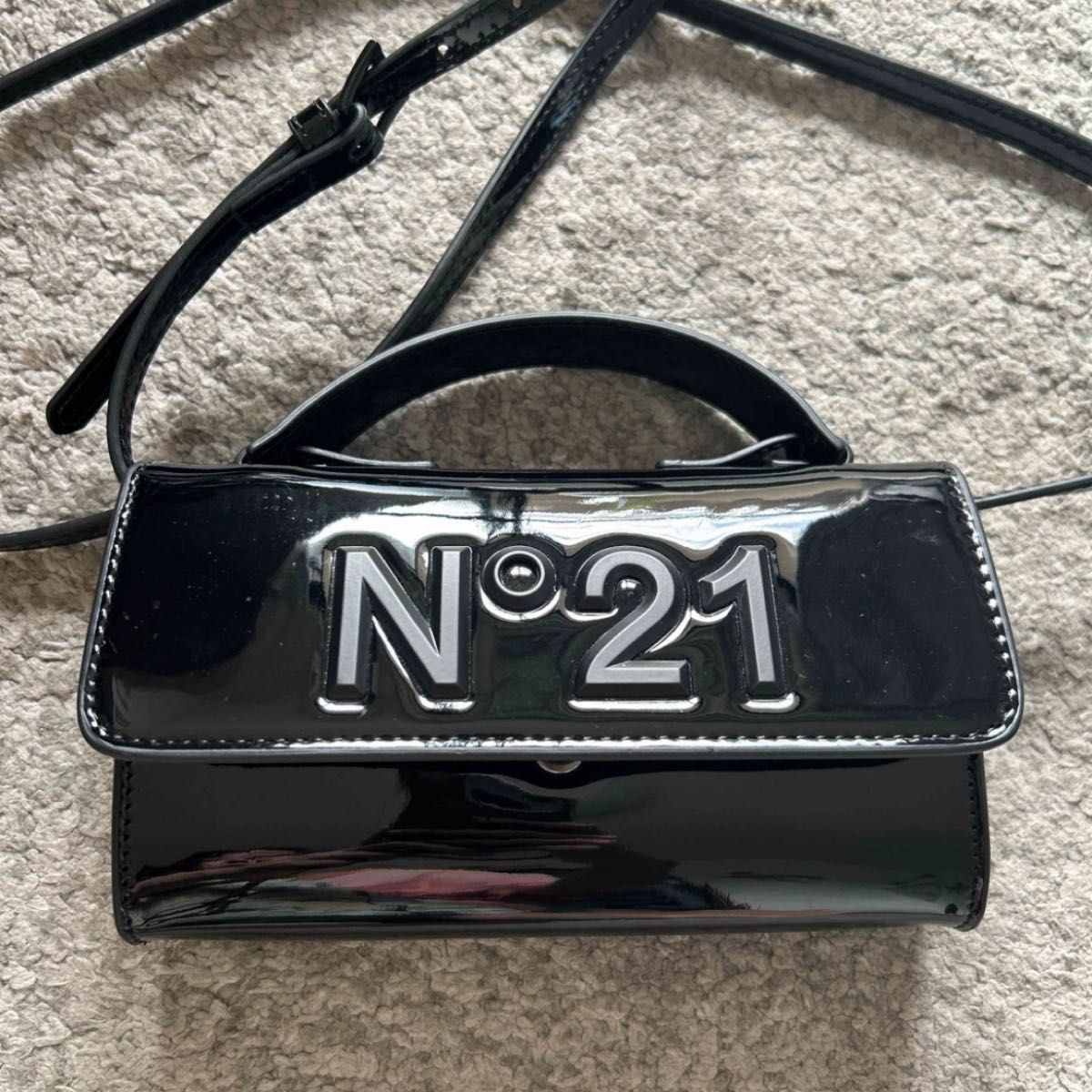 【N21 numero ventuno】メタリック ロゴ ショルダーバッグ ♪ ヌメロヴェントゥーノ ショルダーバッグ|Yahoo!フリマ(旧