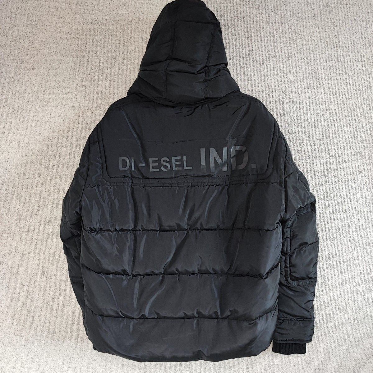 極美品 DIESEL Mサイズ W-RUSSELL-PAD ブラック ダウン 極美品 DIESEL Mサイズ W-RUSSELL-PAD ブラック ダウン