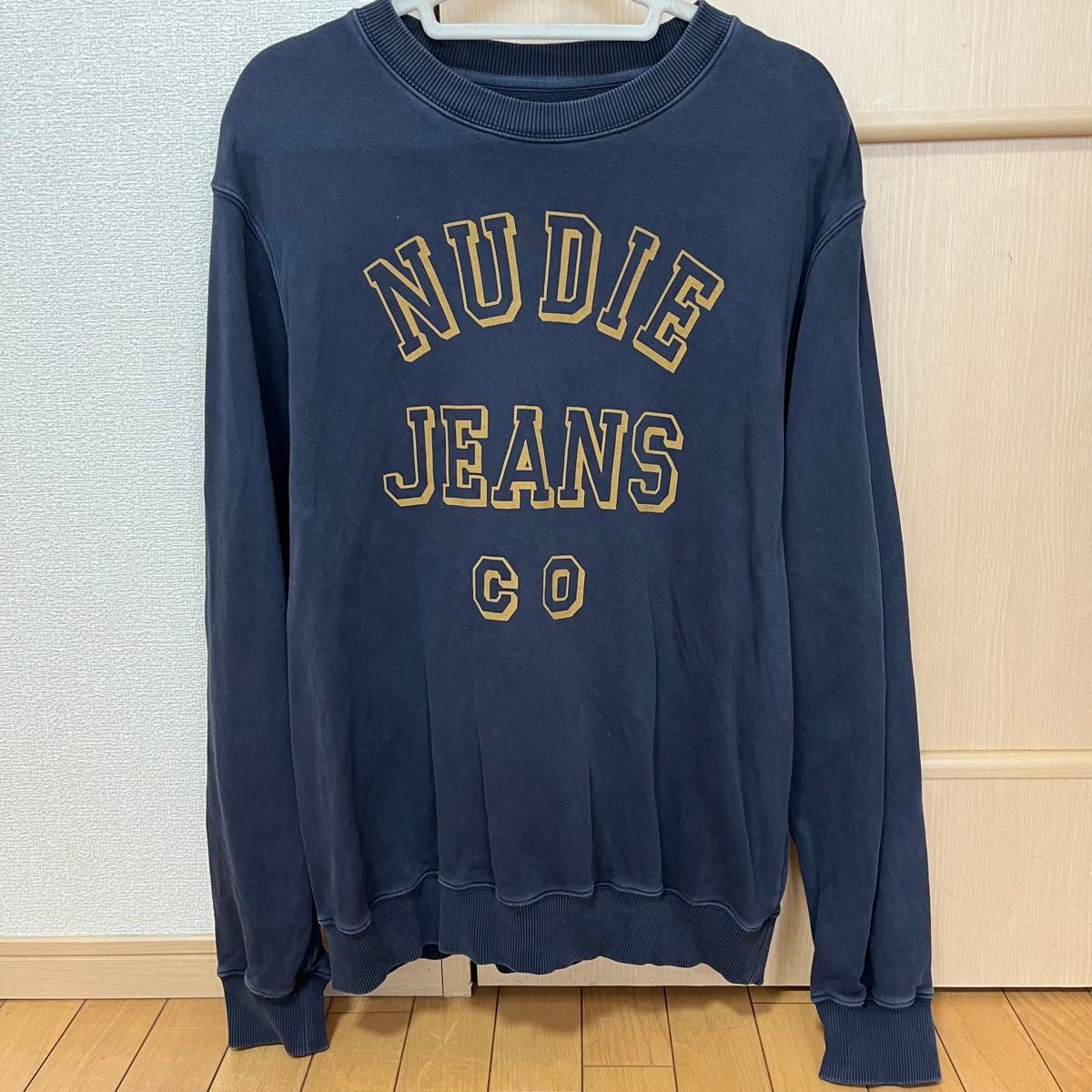 nudie jeans ロゴ トレーナー ヴィンテージ加工 ネイビー nudie jeans ロゴ トレーナー ヴィンテージ加工 ネイビー