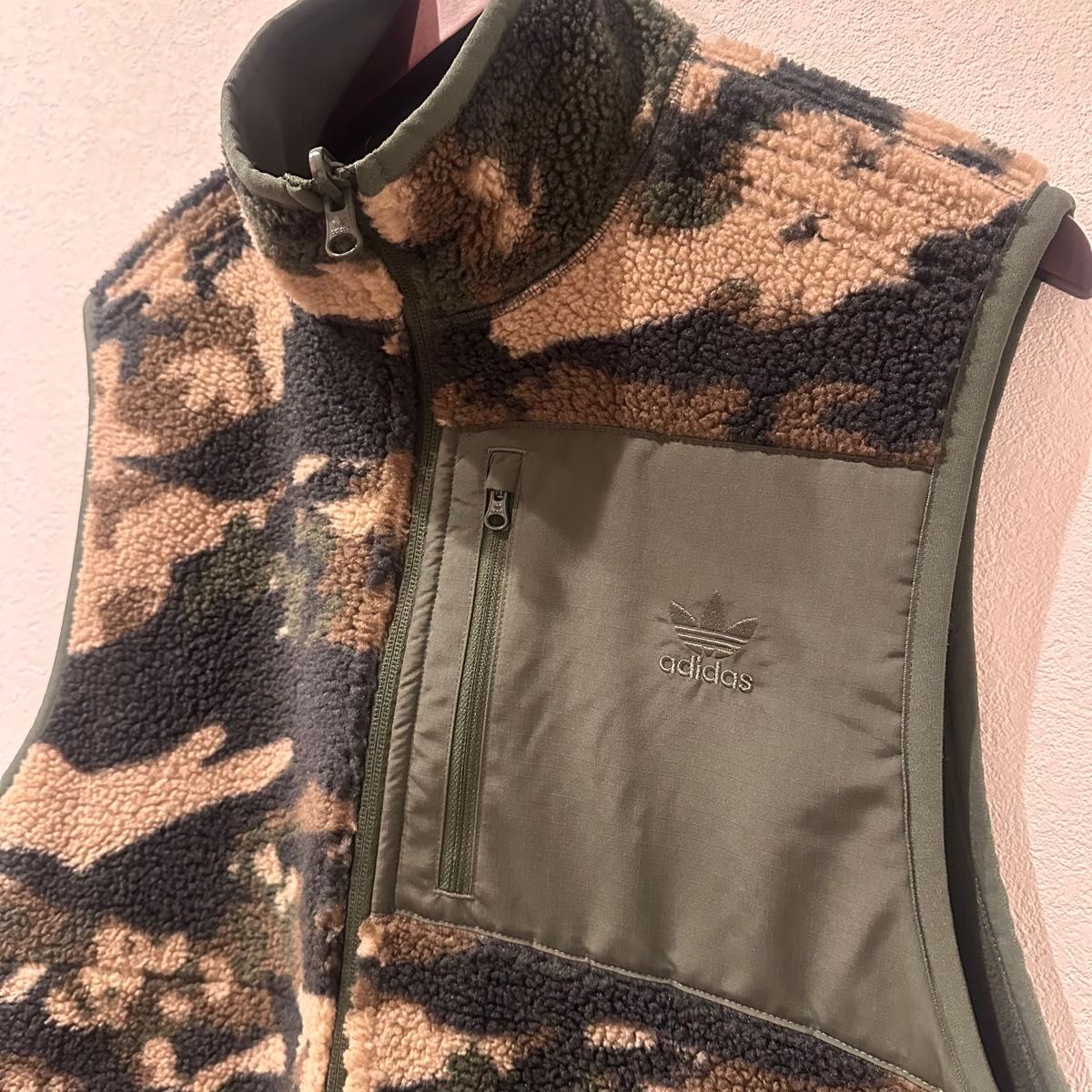 アディダス オリジナルス カモフラージュ リバーシブル フリース アディダス オリジナルス カモフラージュ リバーシブル フリース