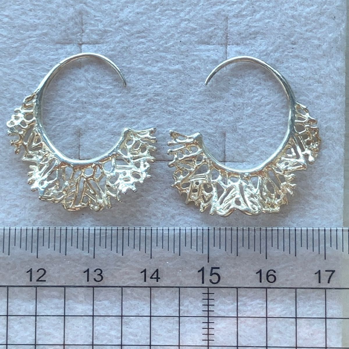 KAORU シルバー ピアス レース模様 KAORU トライバルレース ピアス S/シルバー フープピアス