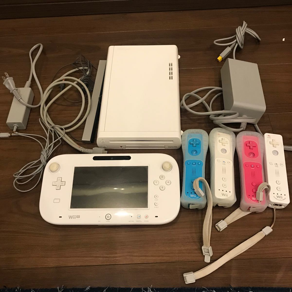 Nintendo WiiU 本体とコントローラー4個付き Nintendo WiiU 本体とコントローラー4個付き WiiU 本体 フル