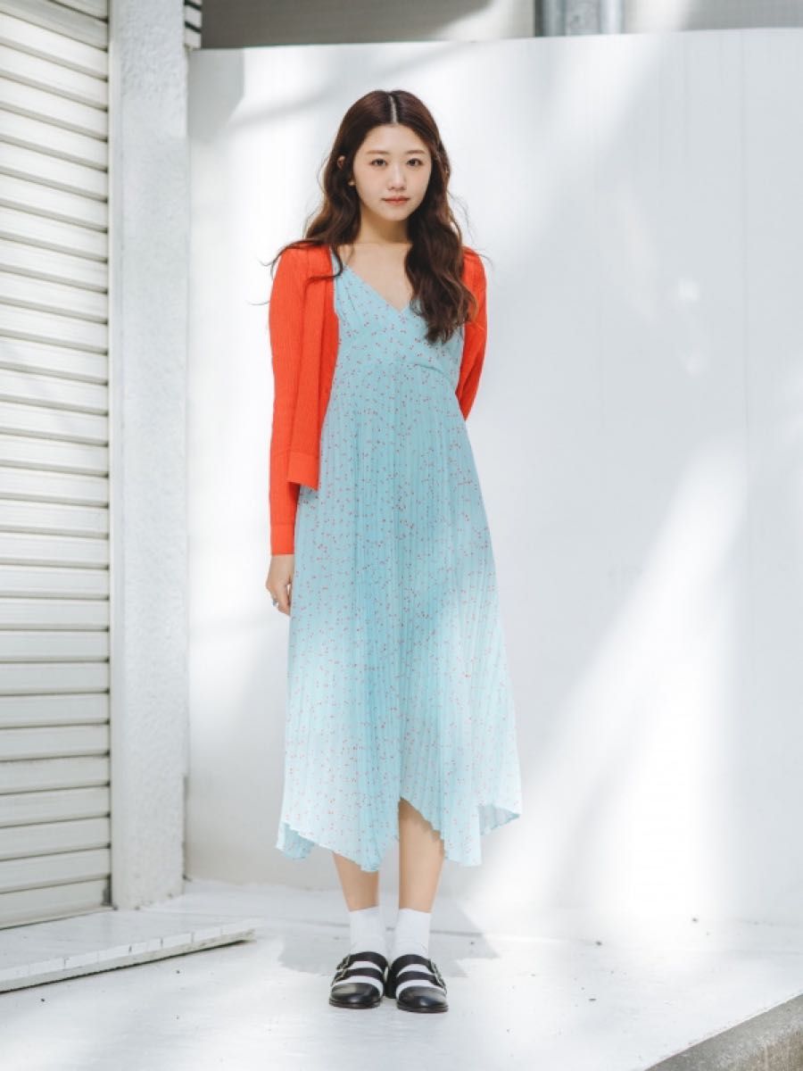 柄入り キャミソールワンピース★キュート おしゃれ 大人可愛い 新品 ユニクロ 大人可愛い レトロ 着回し プリーツキャミソール