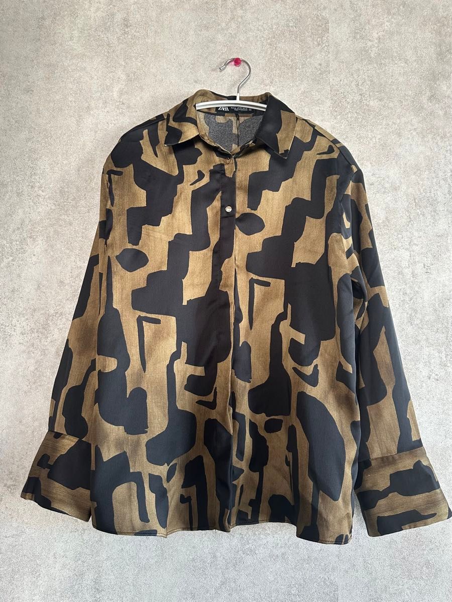 新品タグ付】ZARA ザラ プリント サテンシャツ ブラウス 新品タグ付】ZARA ザラ プリント サテンシャツ ブラウス