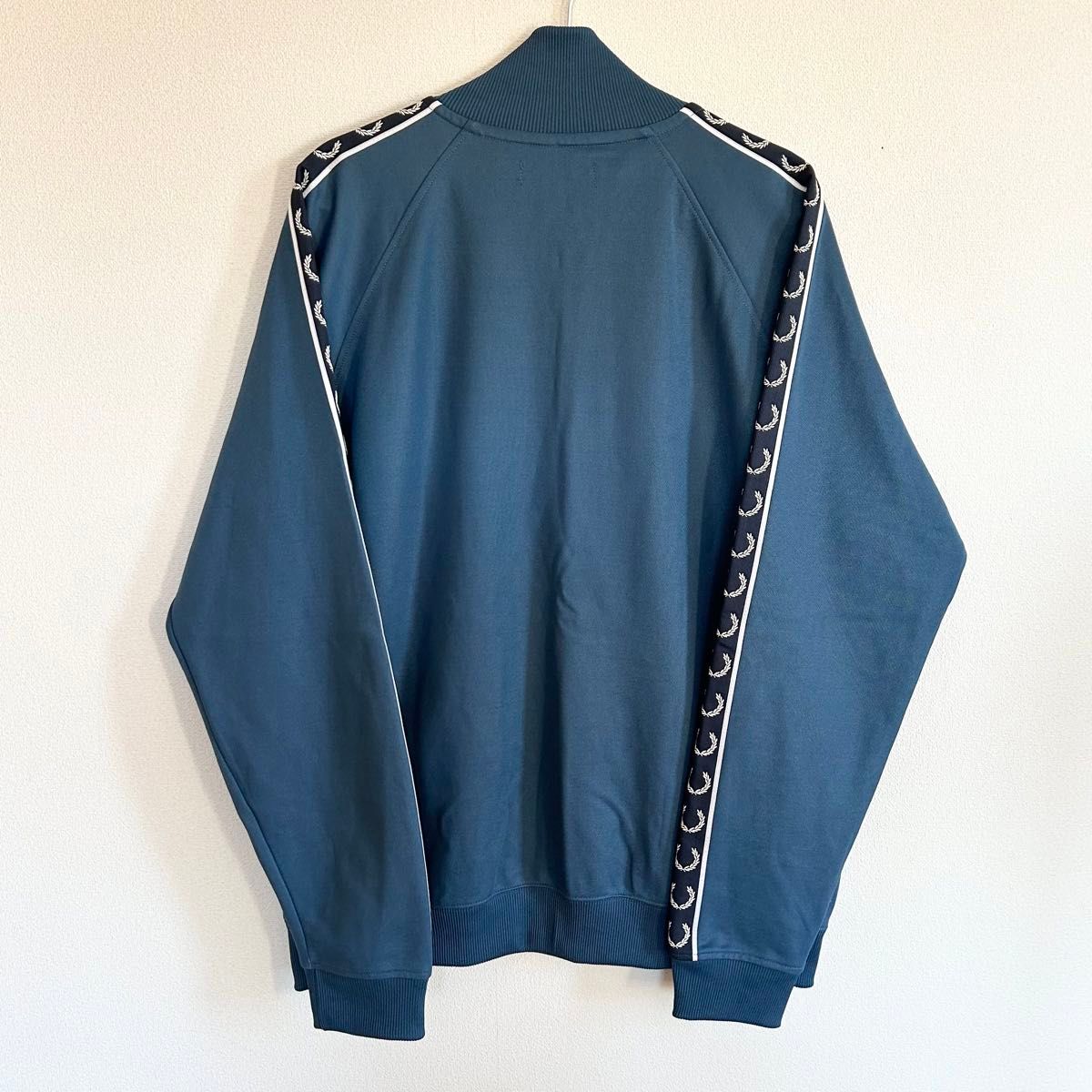 完売 FRED PERRY ライン トラックジャケット ミッドナイトブルー 完売 FRED PERRY ライン トラックジャケット ミッドナイトブルー