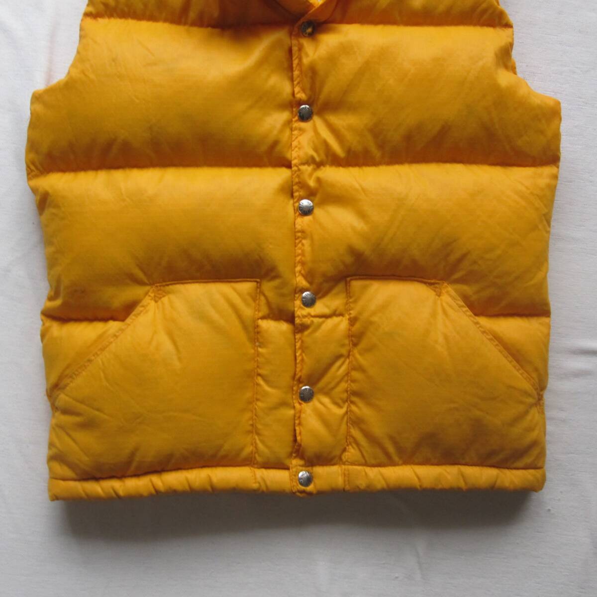☆70s 初期 ノースフェイス ダウンベスト (S) ゴールド 茶タグ ☆70s 初期 ノースフェイス ダウンベスト (S) ゴールド 茶タグ