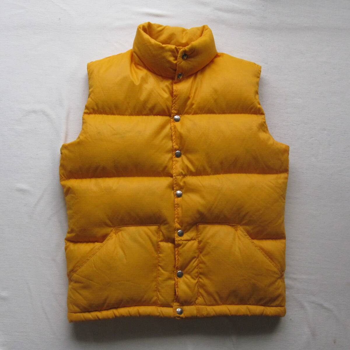 ☆70s 初期 ノースフェイス ダウンベスト (S) ゴールド 茶タグ ☆70s 初期 ノースフェイス ダウンベスト (S) ゴールド 茶タグ