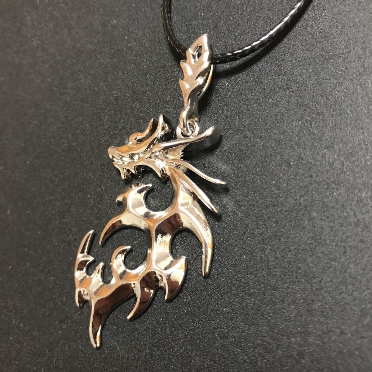 Paypayフリマ N0 ネックレス メンズ 新品 ドラゴン 龍 シルバーカラー ペンダント 竜 おしゃれ 男性 かっこいい アクセサリー Paypayフリマ N0 ネックレス メンズ 新品 ドラゴン 龍 シルバーカラー ペンダント 竜 おしゃれ 男性 かっこいい アクセサリー