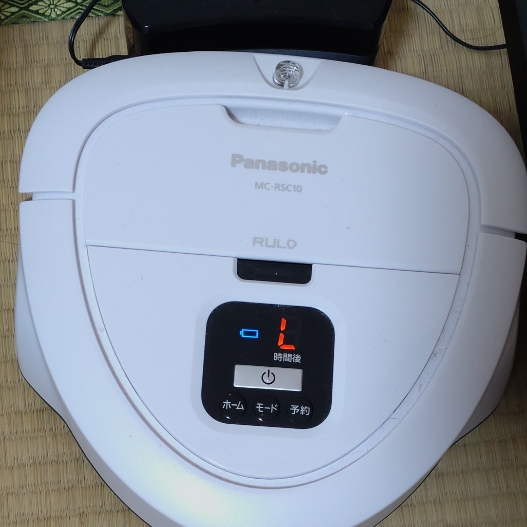 Panasonic（パナソニック） ロボットクリーナー MC-RSC10-W ホワイト小型化した三角形状のロボット掃除機 ルーロ