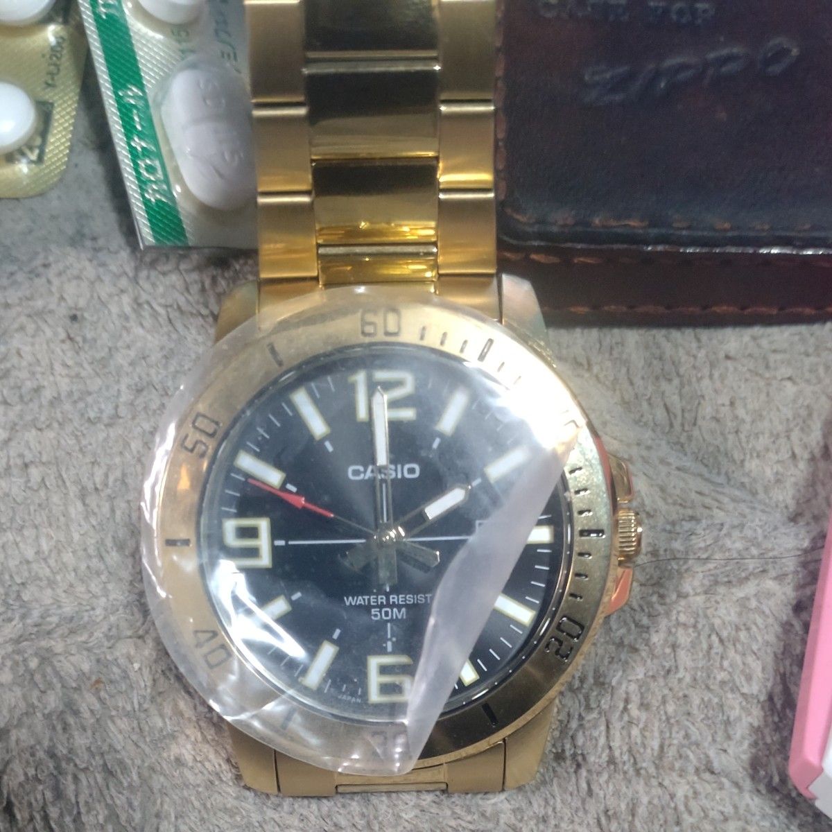 腕時計　クオーツ　金色　ブラック文字盤　CASIO　未使用