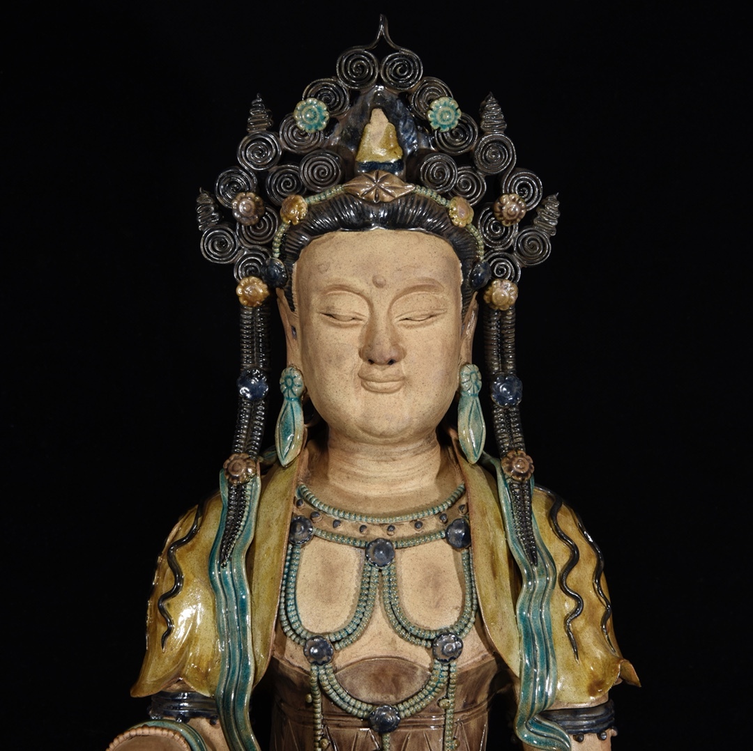 中国古美術・旧蔵の三彩陶磁器、力士が太鼓を携えたもの・26x33cm・賞物・案頭 旧蔵 清 五彩観音 仏像 陶芸 磁器 中国磁器 置物 極細工 希少