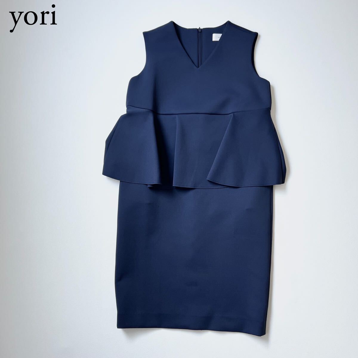 美品 yori ヨリ ボンディングワンピース 膝丈ワンピース ストレッチ Vネック ノースリーブ フリル オケージョン 36 レディース