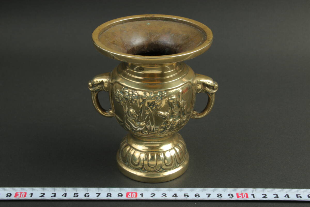 6752 真鍮 仏具 耳付花入 花壺 彫刻有 905g 金属工芸 仏教 宗教美術 時代 インテリア 古道具
