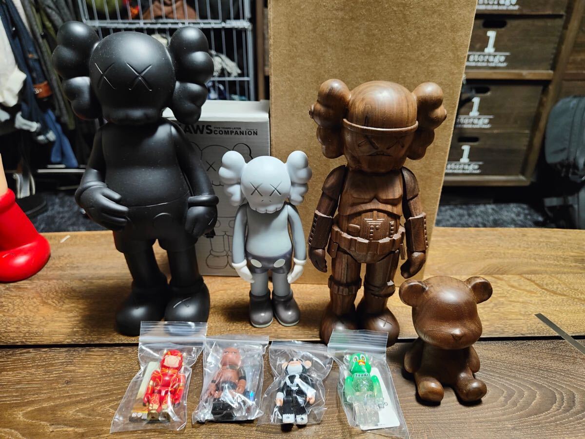 送料込み KAWS カウズ ベアブリックフィギュア 人形 カリモク 送料込み KAWS カウズ ベアブリックフィギュア 人形 カリモク
