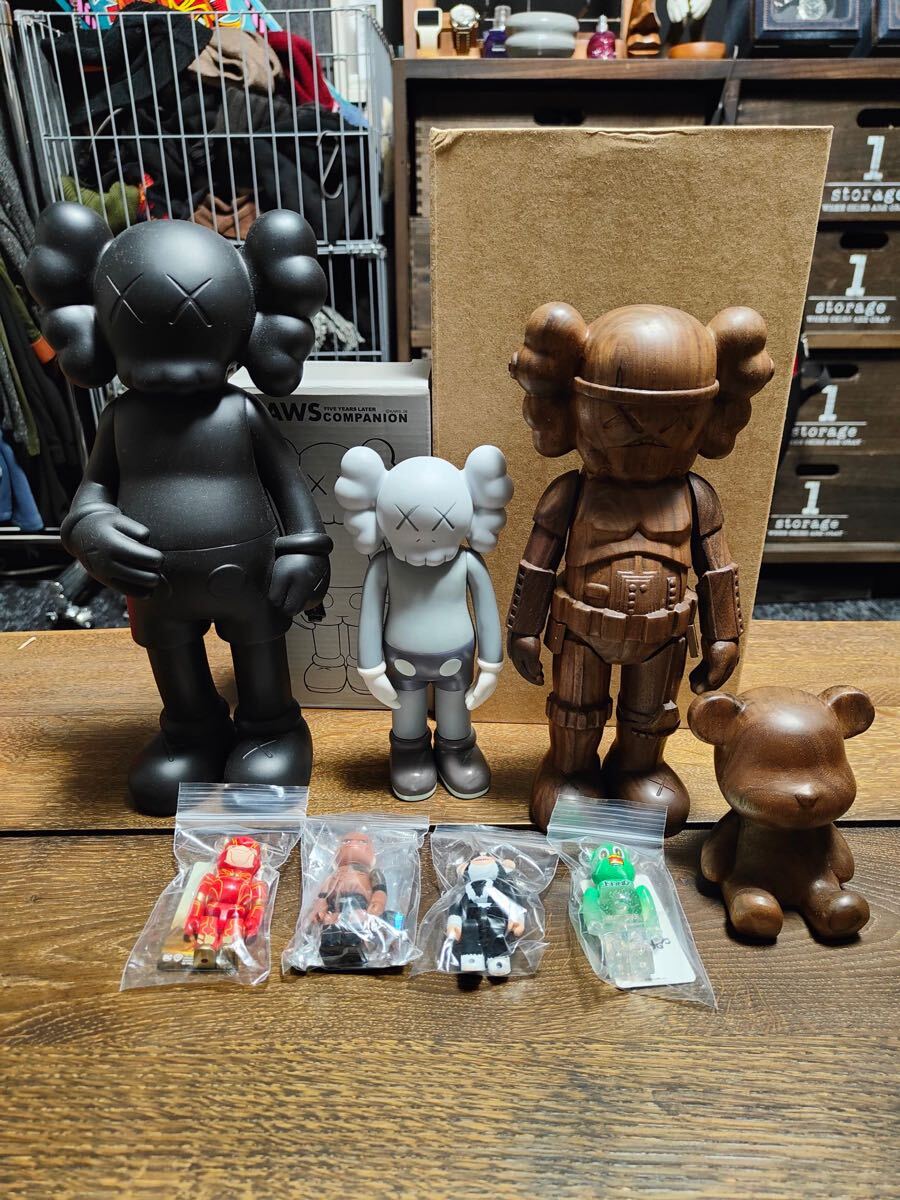 送料込み KAWS カウズ ベアブリックフィギュア 人形 カリモク 送料込み KAWS カウズ ベアブリックフィギュア 人形 カリモク