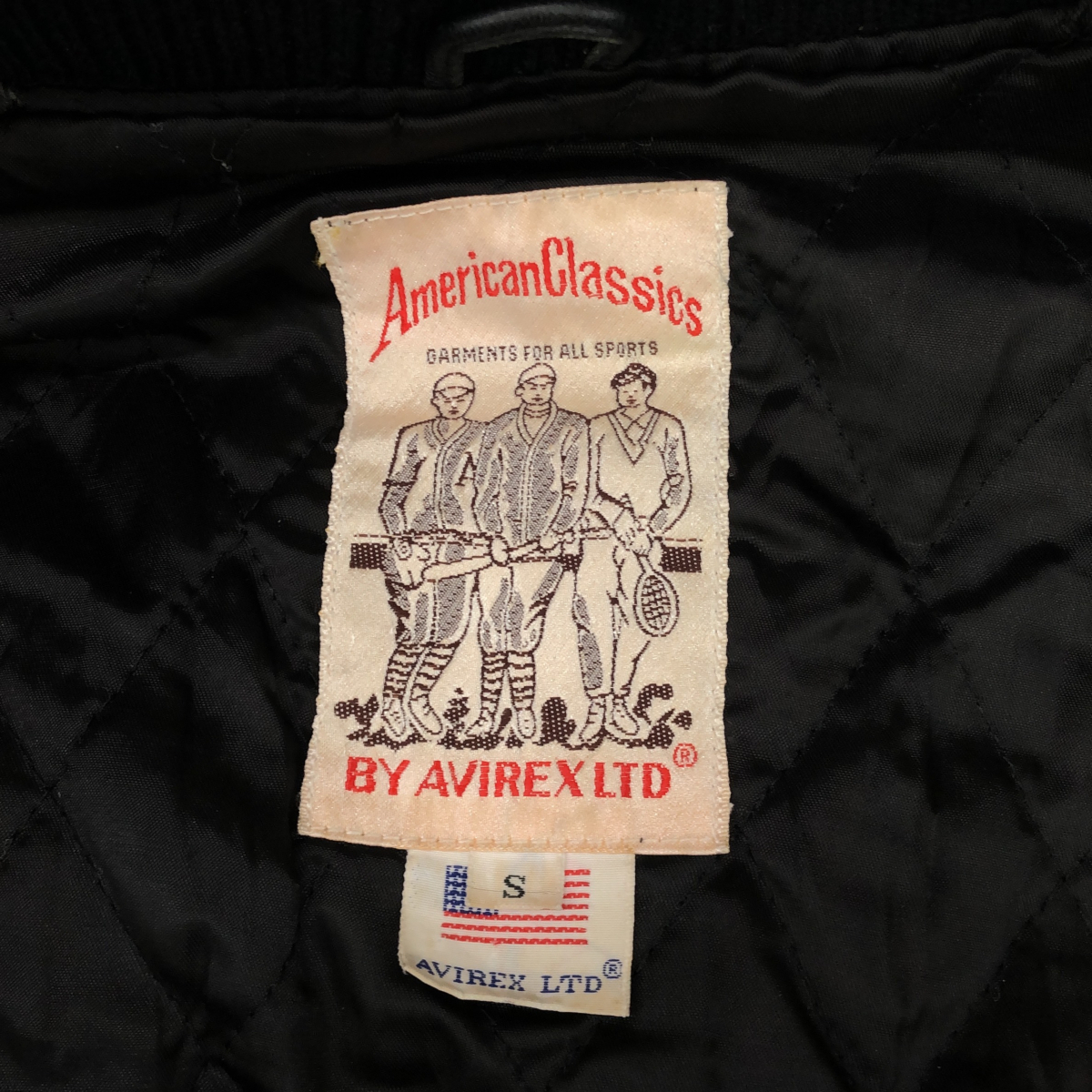◆中古品◆AVIREX アヴィレックス レザースタジャン 本革 ブルゾン メンズ ジャンパー ブラック系 ロゴ ワッペン Sサイズ Q77858NSS