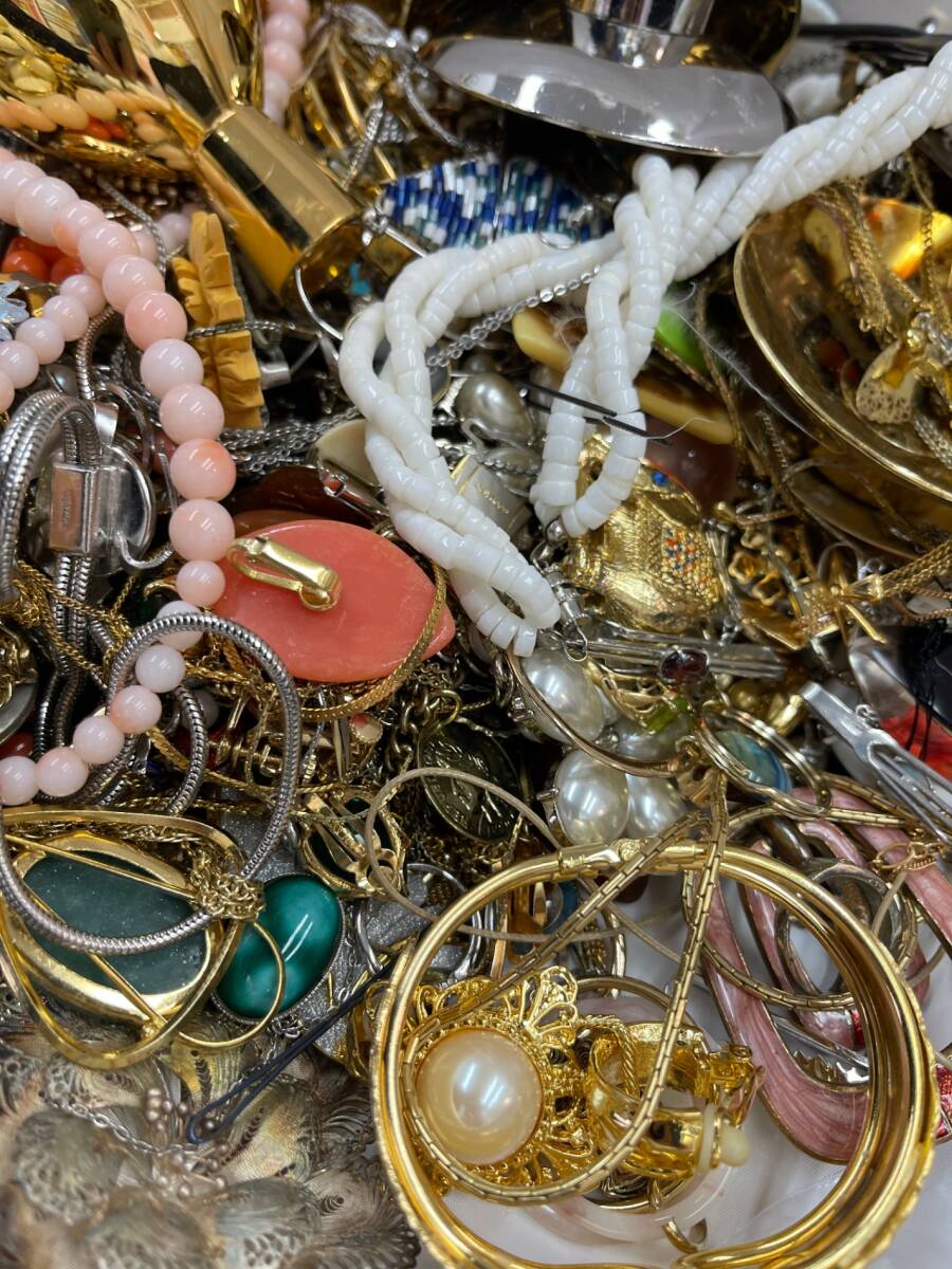 Yahoo!オークション - 7㎏強 大量アクセサリー・金杯などまとめ