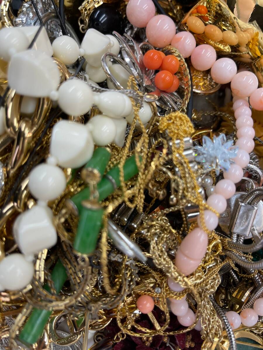 Yahoo!オークション - 7㎏強 大量アクセサリー・金杯などまとめ