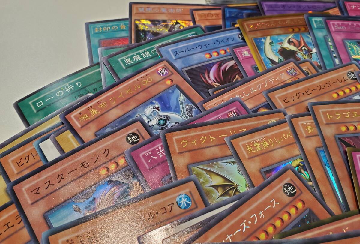 引退品】遊戯王 まとめ売り 約 2,000枚 【SR以上】 100枚以上 引退品】遊戯王 まとめ売り 約 2,000枚 【SR以上】 100枚以上