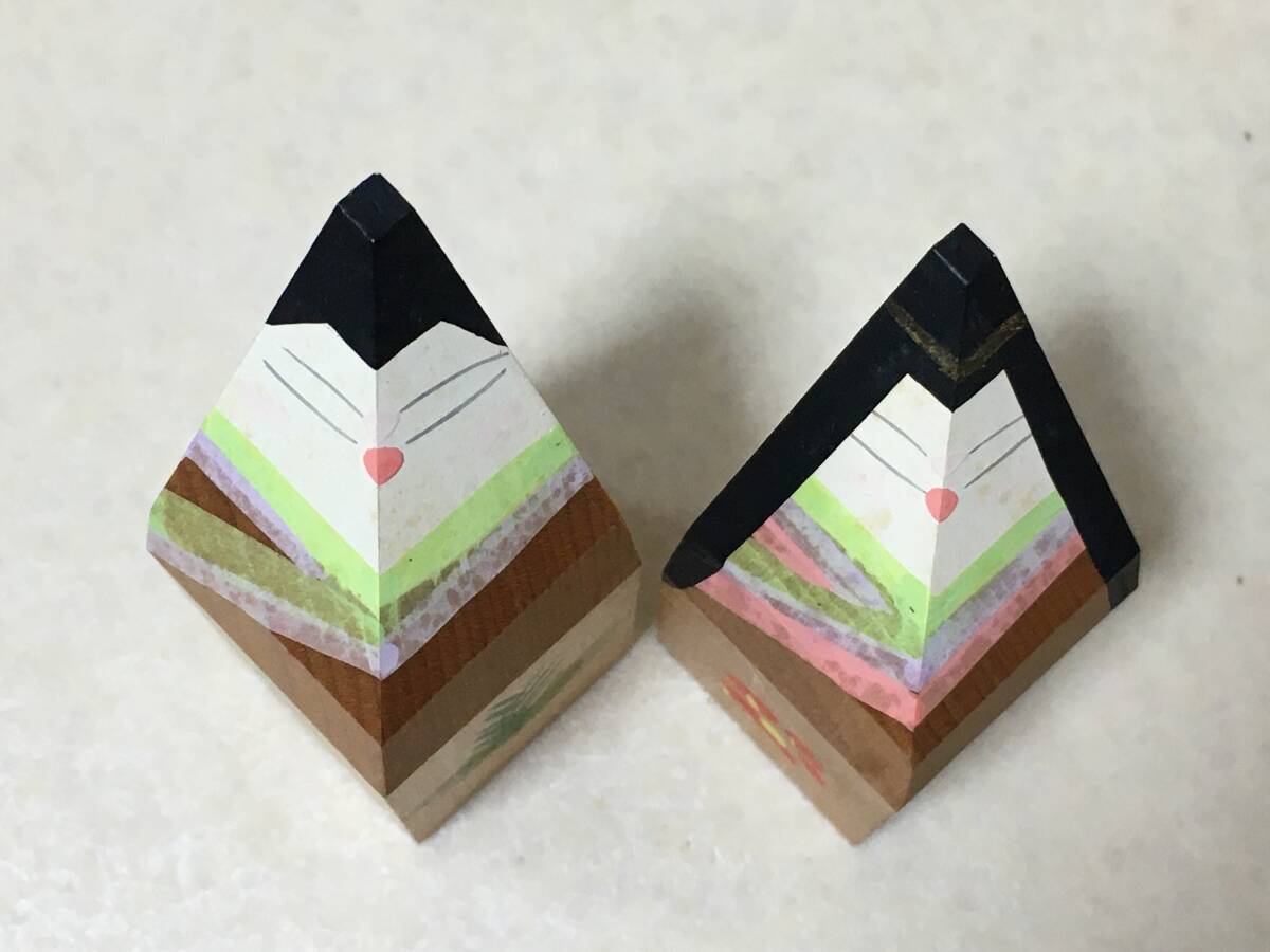 C815】吉岡利一 屮芋彫 奈良一刀彫 立ち雛 木彫り 共箱 台付 て C815】吉岡利一 屮芋彫 奈良一刀彫 立ち雛 木彫り 共箱 台付 て