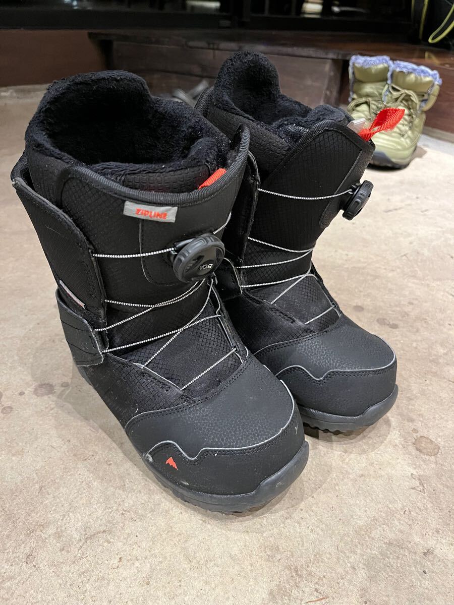 NAKED スノーボードと子ども用ブーツ NAKED スノーボードと子ども用ブーツ