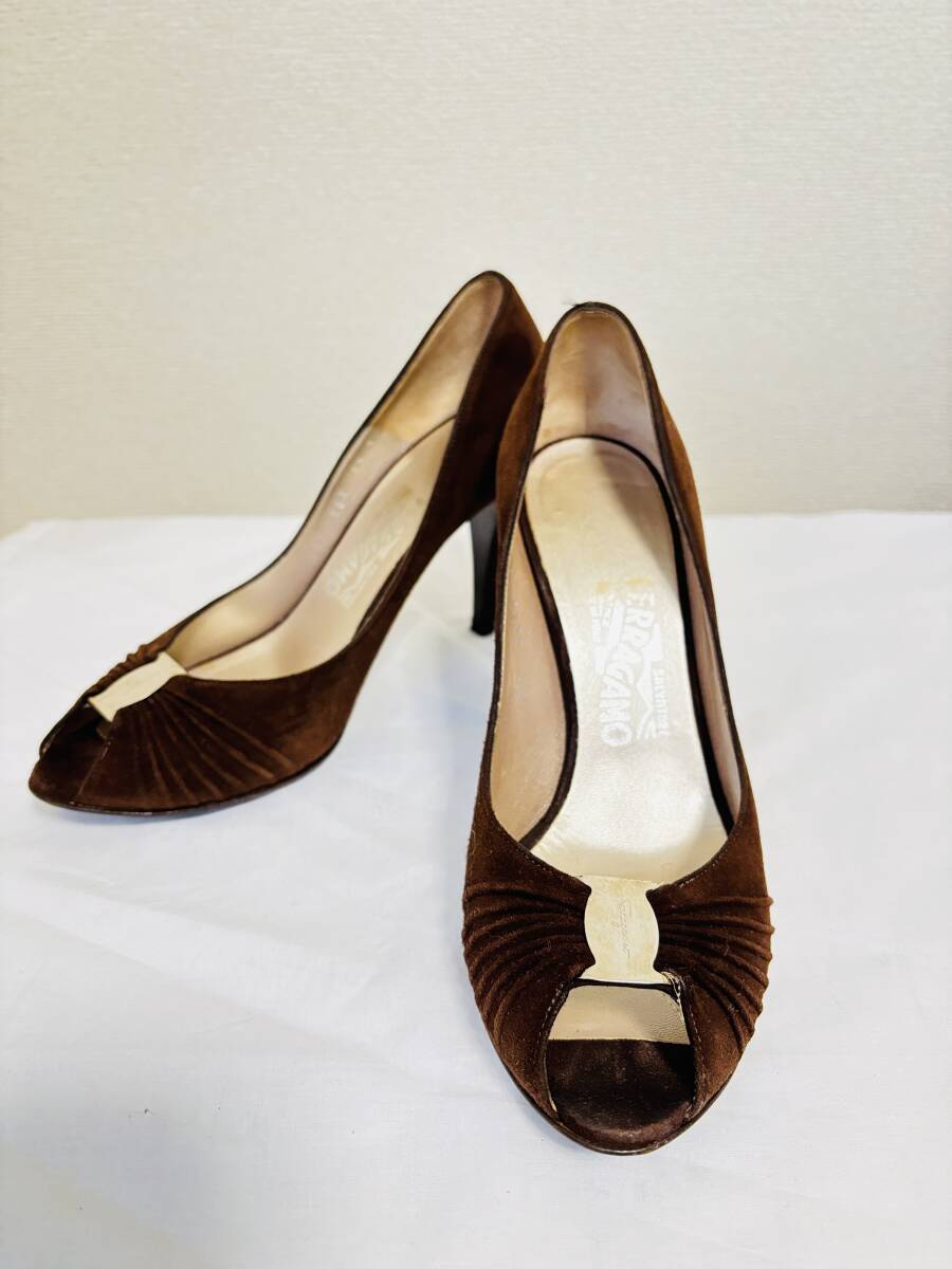 Salvatore Ferragamo サルヴァトーレ フェラガモ　数回短時間着のみ　スウェード　パンプス　ブラウン　サイズ７.５　送料込み