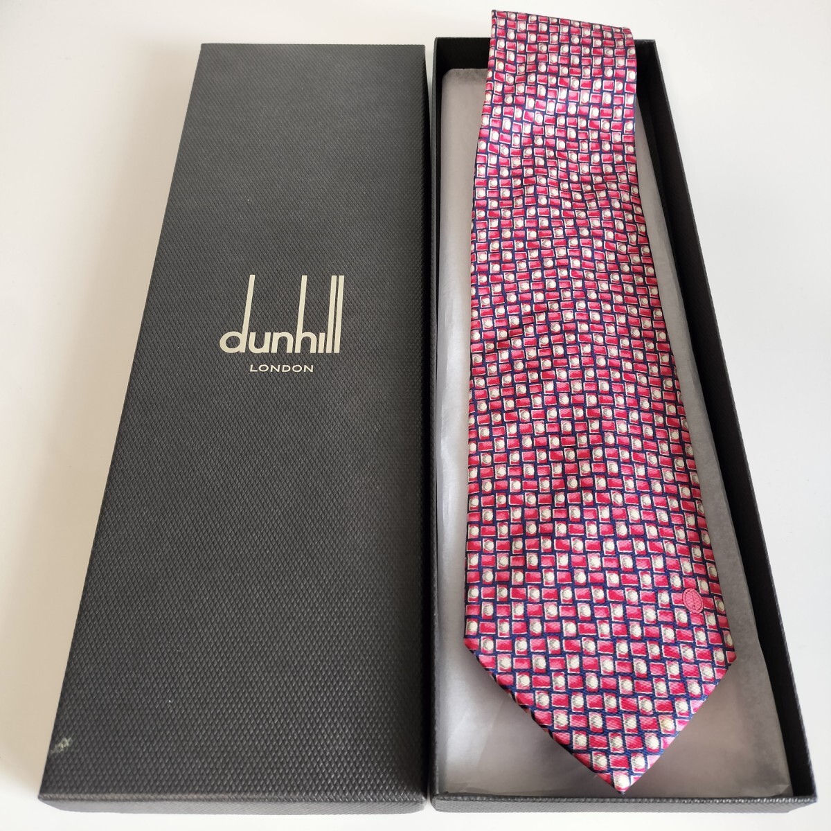 ダンヒル（Dunhill）赤青ミニ球Dロゴネクタイ
