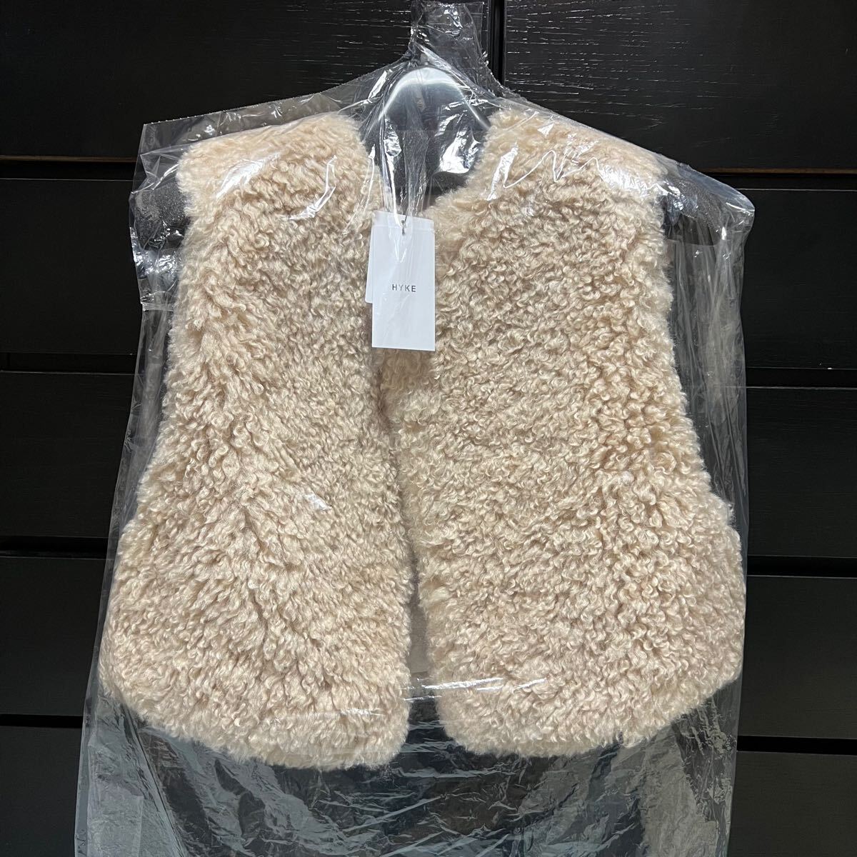 新品 HYKE ハイク FAUX SHEARLING CROPPED VEST ファーベスト 新品 HYKE ハイク FAUX SHEARLING CROPPED VEST ファーベスト