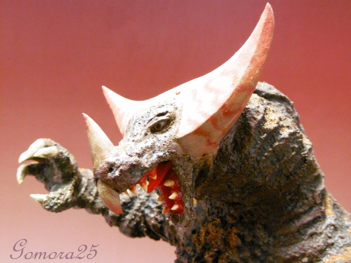 古代怪獣 ゴモラ vs 自衛隊(戦車)　怪獣　ビリケン商会　（ ウルトラマン ）　塗装済改造完成品　ソフビキット　 一点もの