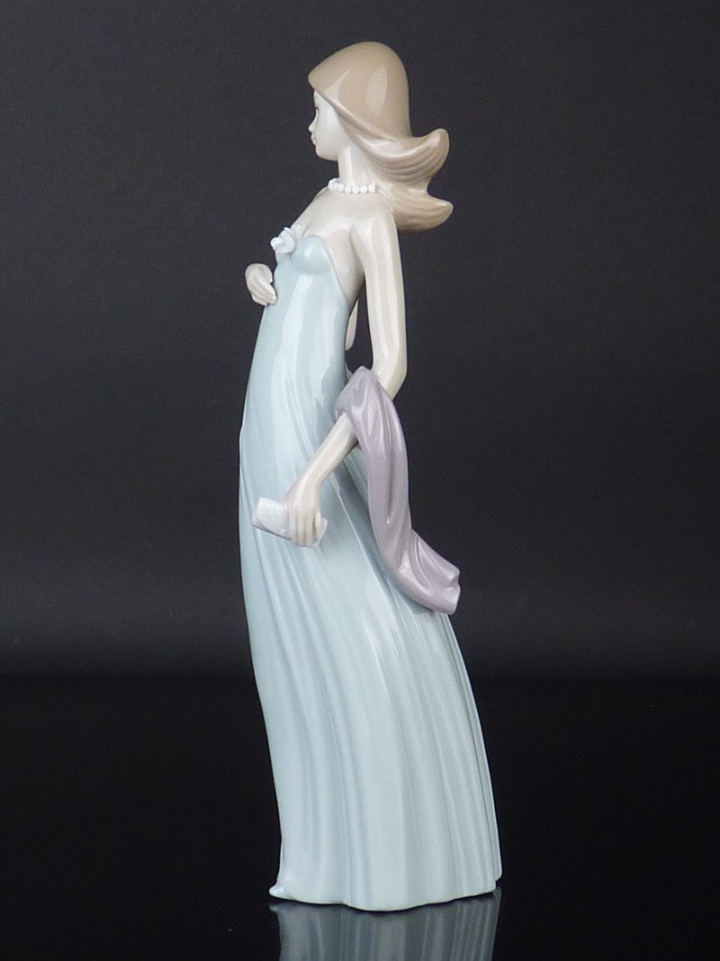 訳あり商品 扇屋】リヤドロ 純真な女性 高さ 約20cm 幅 約6cm×約7cm リヤドロ